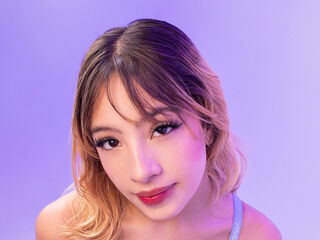 camgirl showing tits AlannaMilan
