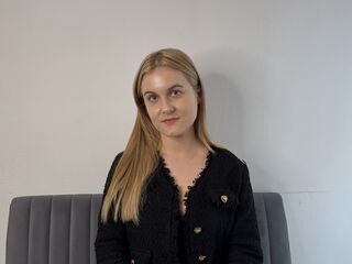 cam girl spreading pussy BellaMonson