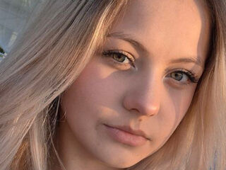 camgirl masturbating with sex toy CarissaRolark