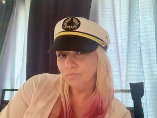 topless webcamgirl DjLilPuffster