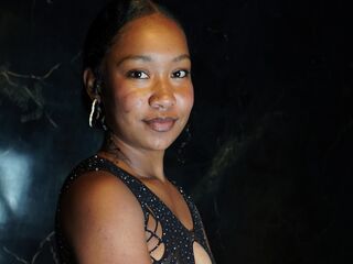 cam girl playing with vibrator HannahLabel