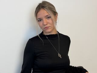 cam girl masturbating with dildo KeiraTullier