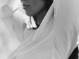 camgirl fingering shaved pussy KiraMaison