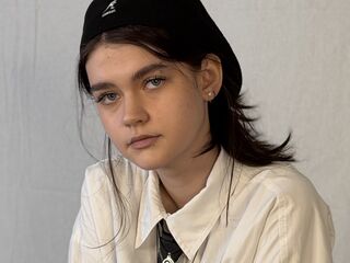 nude cam girl photo LeannMolineaux