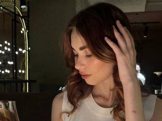 cam girl playing with sextoy LuxeLina