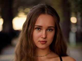 cam girl playing with dildo MabelleWahn