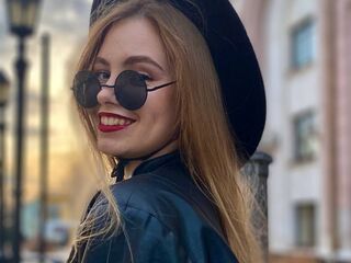 naked girl with webcam masturbating MaiaOshman
