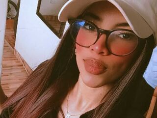 naughty camgirl masturbating with vibrator MeliRivers