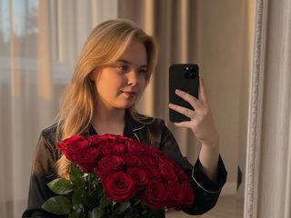 camgirl showing tits MelissaMyla