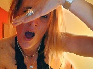 nude camgirl pic SandraLive