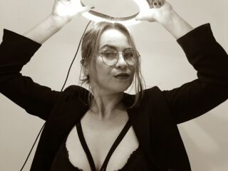 camgirl playing with vibrator ScarletHanistom