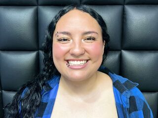 camgirl playing with vibrator Skyblack