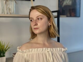 cam girl playing with dildo TamekaHemrich